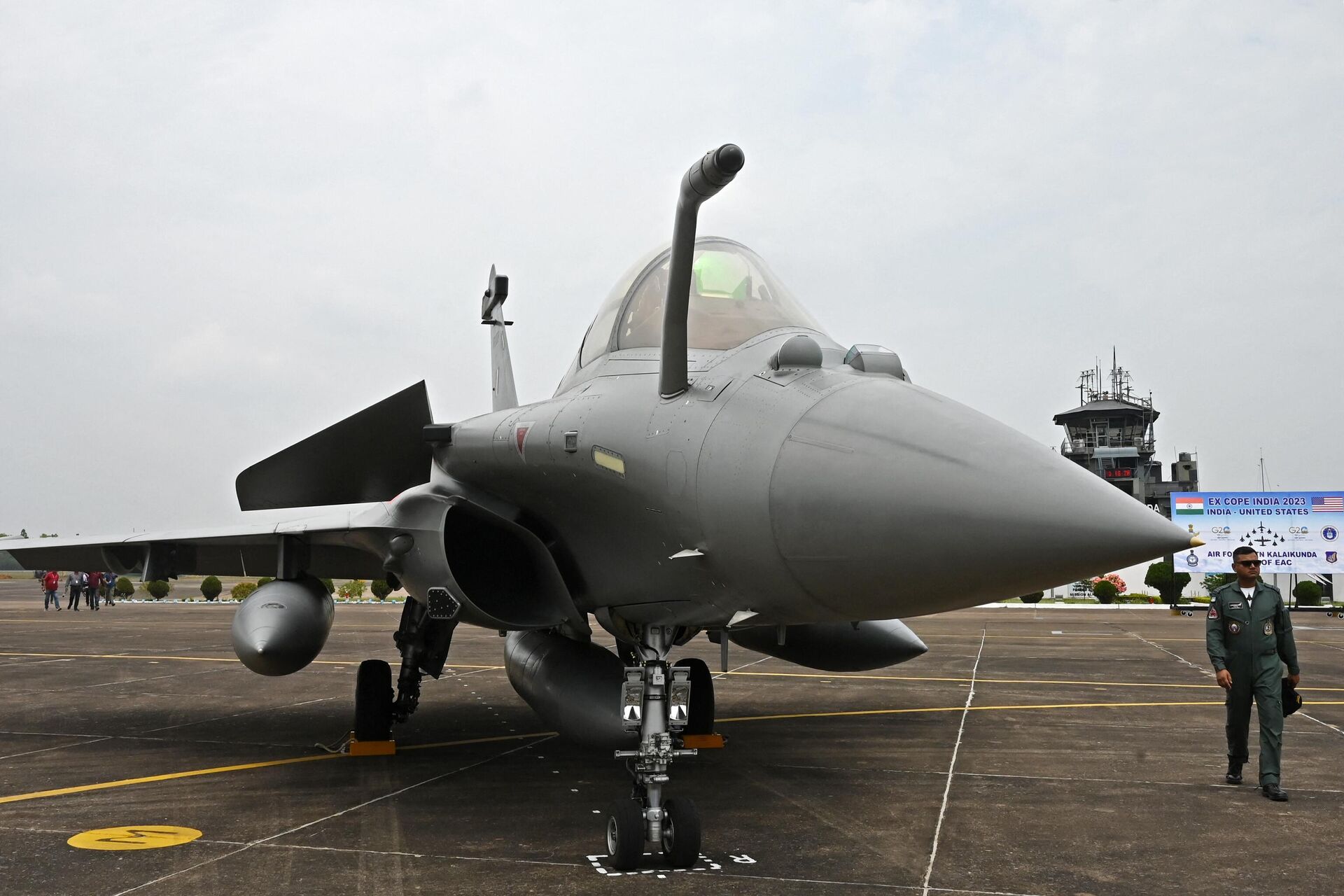 Militar da Força Aérea da Índia passa junto de caça Rafale durante o exercício militar Cope India 2023 com a Força Aérea dos EUA na estação da Força Aérea em Kalaikunda, Bengala Ocidental, Índia, 24 de abril de 2023 - Sputnik Brasil, 1920, 27.01.2024