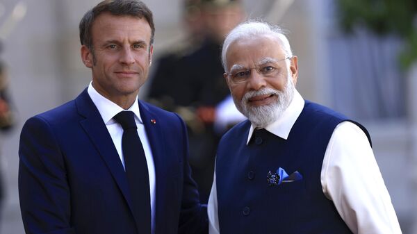 Emmanuel Macron, presidente da França (à esquerda), e Narendra Modi, primeiro-ministro da Índia (à direita), junto do Palácio do Élysée em Paris, França, 14 de julho de 2023 - Sputnik Brasil