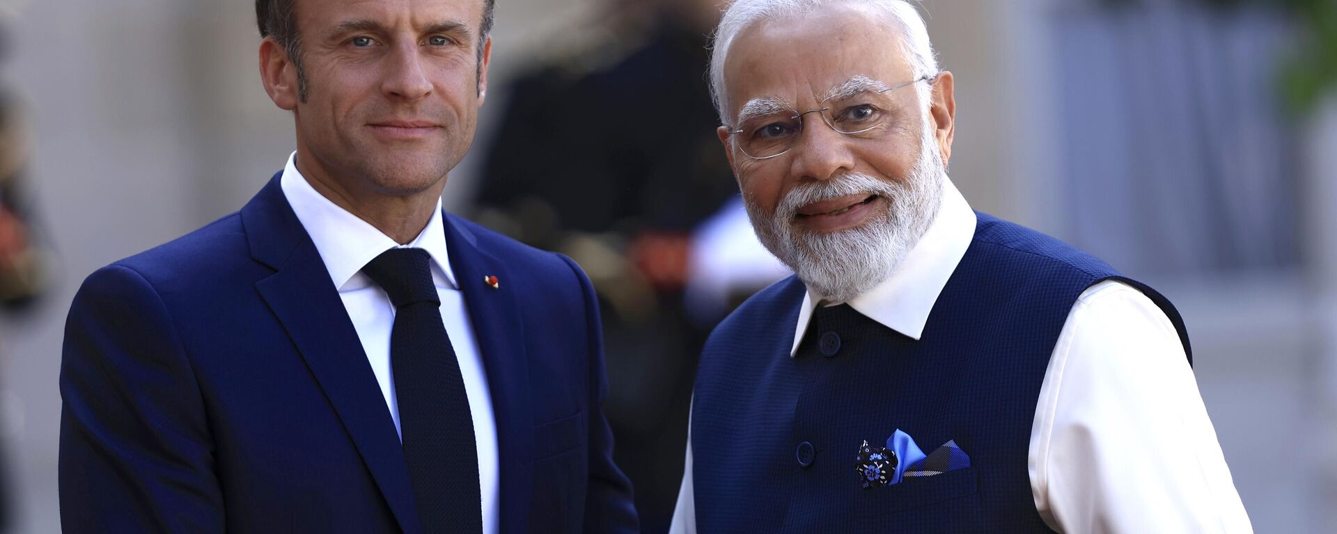 Emmanuel Macron, presidente da França (à esquerda), e Narendra Modi, primeiro-ministro da Índia (à direita), junto do Palácio do Élysée em Paris, França, 14 de julho de 2023 - Sputnik Brasil, 1920, 27.01.2024