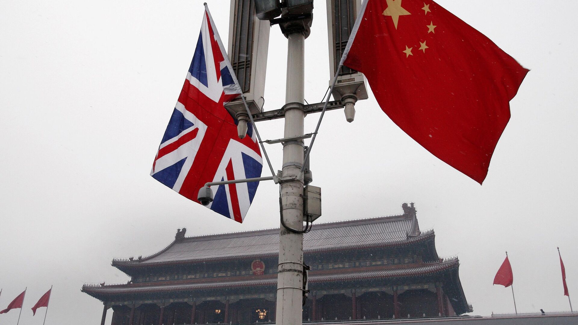 Bandeiras do Reino Unido e da China em frente ao Portão de Tiananmen em Pequim, China, 17 de janeiro de 2008 - Sputnik Brasil, 1920, 27.01.2024
