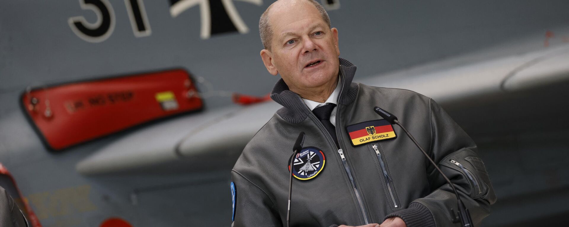 O chanceler alemão Olaf Scholz está em frente a um avião de combate Eurofighter Tycoon enquanto fala durante uma visita à fábrica da Baviera da fabricante de aeronaves europeia Airbus, em 19 de janeiro de 2024 em Manching, sul da Alemanha - Sputnik Brasil, 1920, 27.01.2024