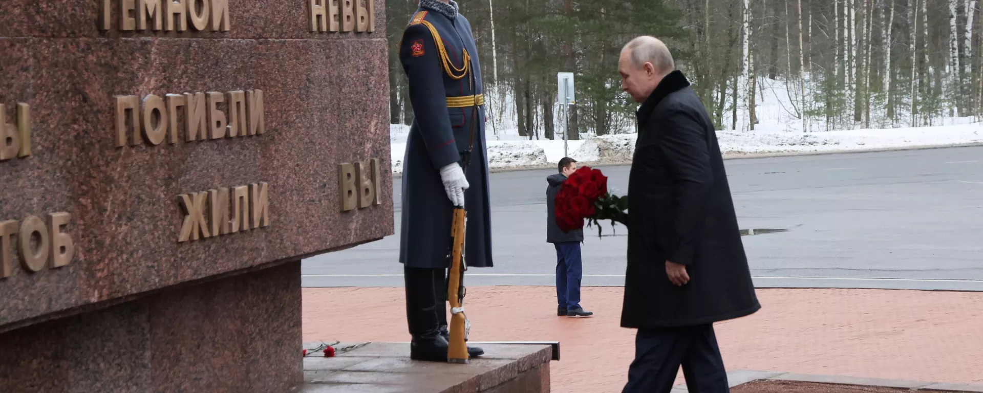 Vladimir Putin, presidente da Rússia, durante cerimônia de colocação de flores durante 80º aniversário da libertação completa de Leningrado do bloqueio nazista durante a Grande Guerra pela Pátria (parte da Segunda Guerra Mundial, compreendida entre 22 de junho de 1941 e 9 de maio de 1945, e limitada às hostilidades entre a União Soviética e a Alemanha nazista e seus aliados), no memorial Rubezhny Kamen, cidade de Kirovsk, região de Leningrado, Rússia, 27 de janeiro de 2024 - Sputnik Brasil, 1920, 27.01.2024