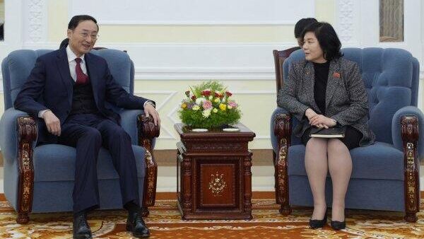 Ministra das Relações Exteriores norte-coreana, Choe Son Hui, com o vice-ministro das Relações Exteriores da China, Sun Weidong - Sputnik Brasil