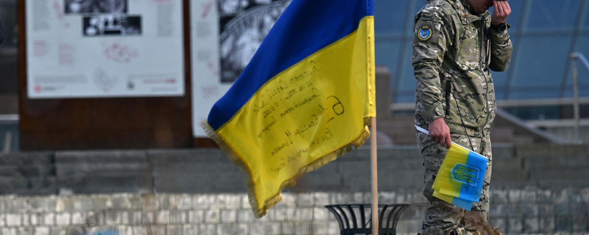 Militar ao lado de bandeira ucraniana em um memorial improvisado para soldados mortos na Praça da Independência, em Kiev, Ucrânia, 10 de novembro de 2023 - Sputnik Brasil, 1920, 27.01.2024