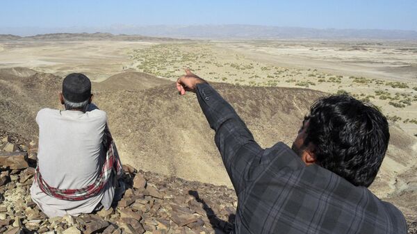 Um residente local mostra uma montanha na área de Koh-e-Sabz, na província do Baluchistão, no sudoeste do Paquistão, onde o Irã lançou um ataque aéreo, em 18 de janeiro de 2024
 - Sputnik Brasil