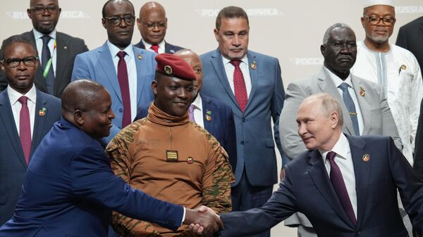 presidente russo, Vladimir Putin, durante uma fotografia conjunta com os chefes das delegações participantes da II Cúpula Rússia-África em São Petersburgo, 28 de julho de 2023. - Sputnik Brasil