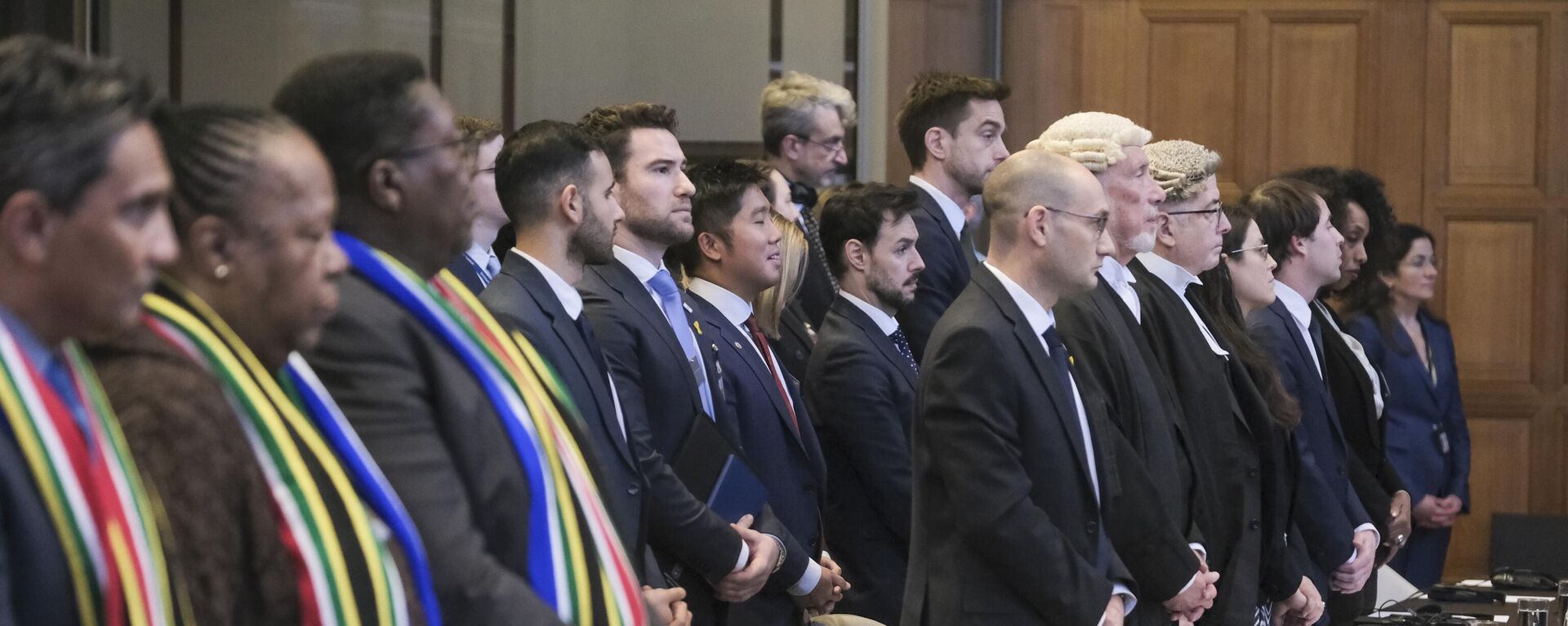 A delegação sul-africana, à esquerda, e a delegação de Israel, à direita, durante sessão no Tribunal Internacional de Justiça, ou Tribunal Mundial, em Haia, Holanda, 26 de janeiro de 2024 - Sputnik Brasil, 1920, 27.01.2024