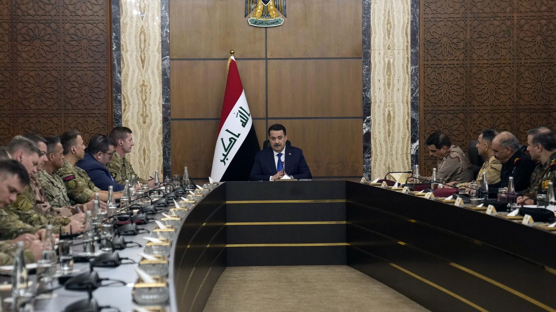 O primeiro-ministro iraquiano, Mohamed Shia al-Sudani (C), preside uma reunião com altos funcionários das forças armadas iraquianas e da coligação liderada pelos EUA durante a primeira ronda de conversações sobre o futuro das tropas americanas e outras tropas estrangeiras no país, em Bagdá em 27 de janeiro de 2024 - Sputnik Brasil, 1920, 27.01.2024