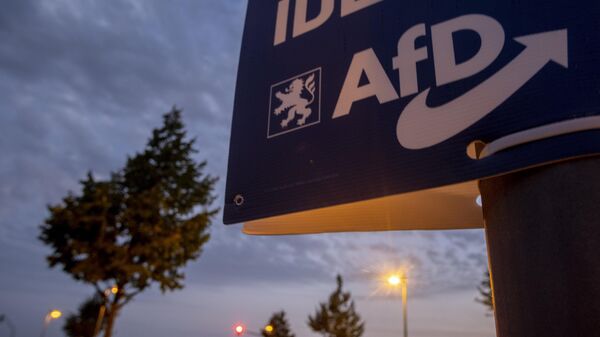 Um cartaz eleitoral do partido de direita AfD é fixado em um poste durante as eleições estaduais federais de Hesse em Frankfurt, Alemanha, 8 de outubro de 2023 - Sputnik Brasil