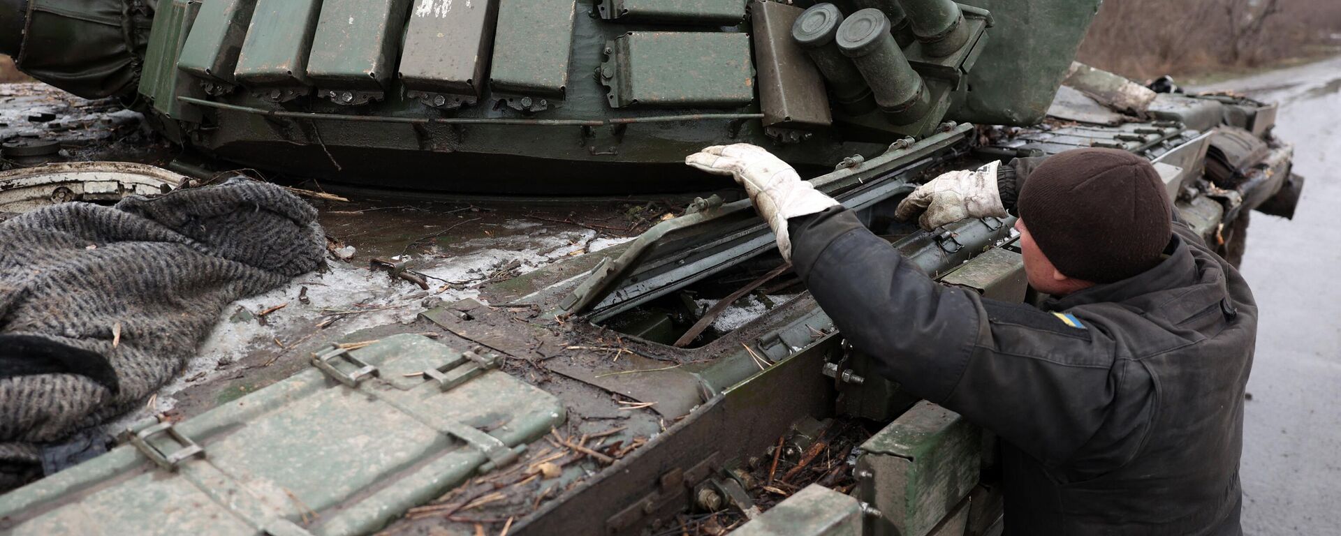 Homem-tanque da Ucrânia ao lado de seu tanque na estrada na região de Donetsk, 27 de janeiro de 2024, em meio à operação militar especial da Rússia - Sputnik Brasil, 1920, 28.01.2024