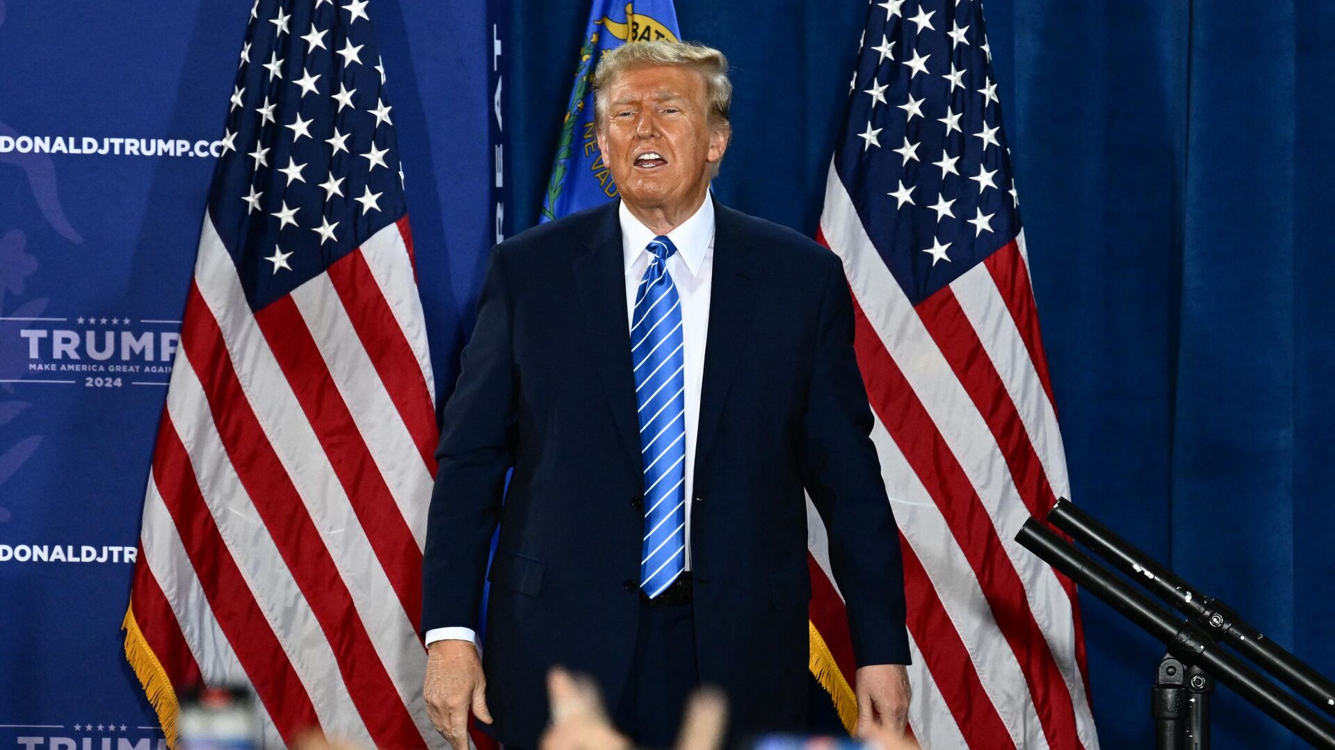 Donald Trump, ex-presidente dos EUA (2017-2021) e candidato à presidência em 2024, sobe ao palco após discursar em um comício em Las Vegas, Nevada, EUA, 27 de janeiro de 2024 - Sputnik Brasil, 1920, 28.01.2024