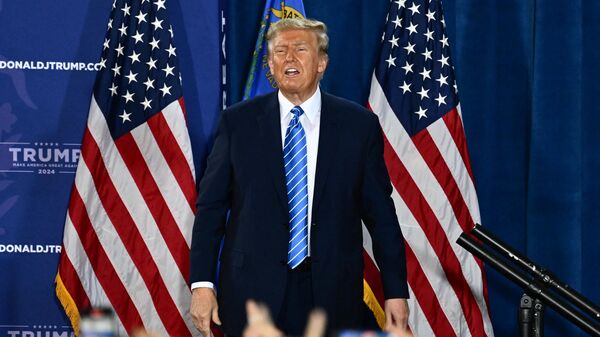 Donald Trump, ex-presidente dos EUA (2017-2021) e candidato à presidência em 2024, sobe ao palco após discursar em um comício em Las Vegas, Nevada, EUA, 27 de janeiro de 2024 - Sputnik Brasil