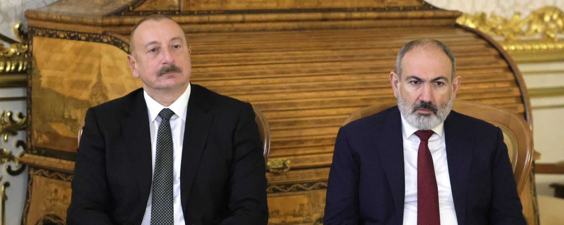 O primeiro-ministro armênio, Nikol Pashinyan, à direita, e o presidente do Azerbaijão, Ilham Aliyev, sentam-se durante uma visita de chefes de estado da CEI em São Petersburgo, Rússia, 26 de dezembro de 2023 - Sputnik Brasil, 1920, 28.01.2024