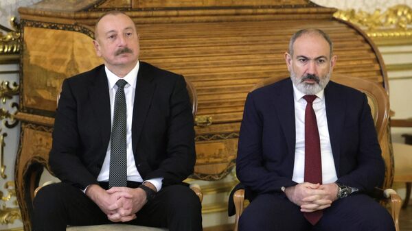O primeiro-ministro armênio, Nikol Pashinyan, à direita, e o presidente do Azerbaijão, Ilham Aliyev, sentam-se durante uma visita de chefes de estado da CEI em São Petersburgo, Rússia, 26 de dezembro de 2023 - Sputnik Brasil