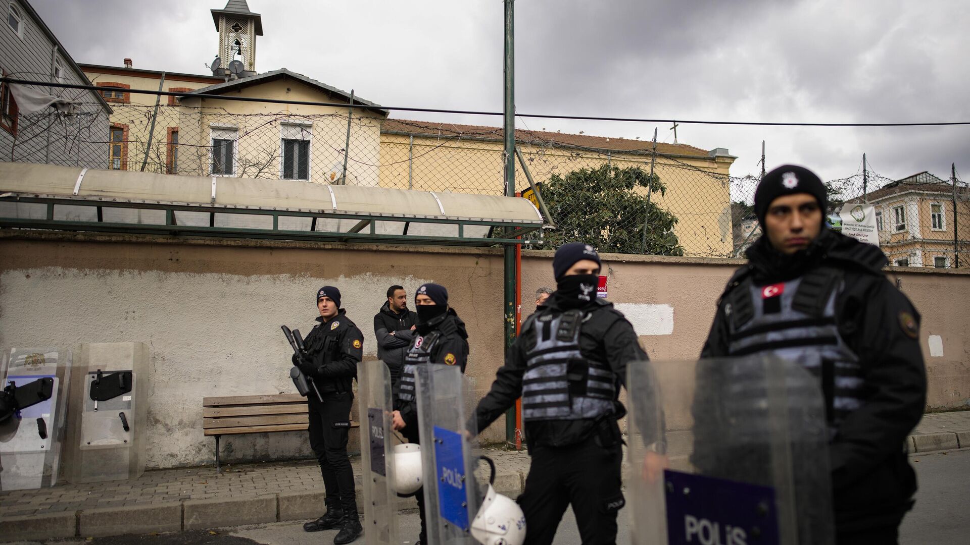 Policiais turcos montam guarda em uma área isolada fora da igreja de Santa Maria, em Istambul. Turquia, 28 de janeiro de 2024 - Sputnik Brasil, 1920, 28.01.2024
