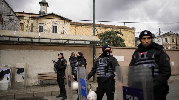 Policiais turcos montam guarda em uma área isolada fora da igreja de Santa Maria, em Istambul. Turquia, 28 de janeiro de 2024 - Sputnik Brasil