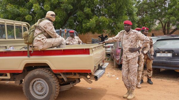 Guardas nacionais nigerinos sentam-se do lado de fora do posto alfandegário em Niamey, Níger, em 21 de agosto de 2023 - Sputnik Brasil