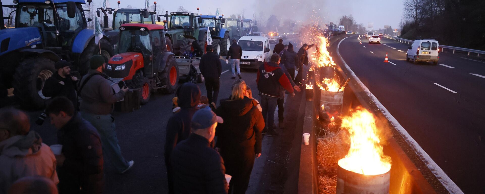 Agricultores acendem fogueiras enquanto bloqueiam uma rodovia perto de Ableiges, ao norte de Paris. França, 26 de janeiro de 2024 - Sputnik Brasil, 1920, 28.01.2024
