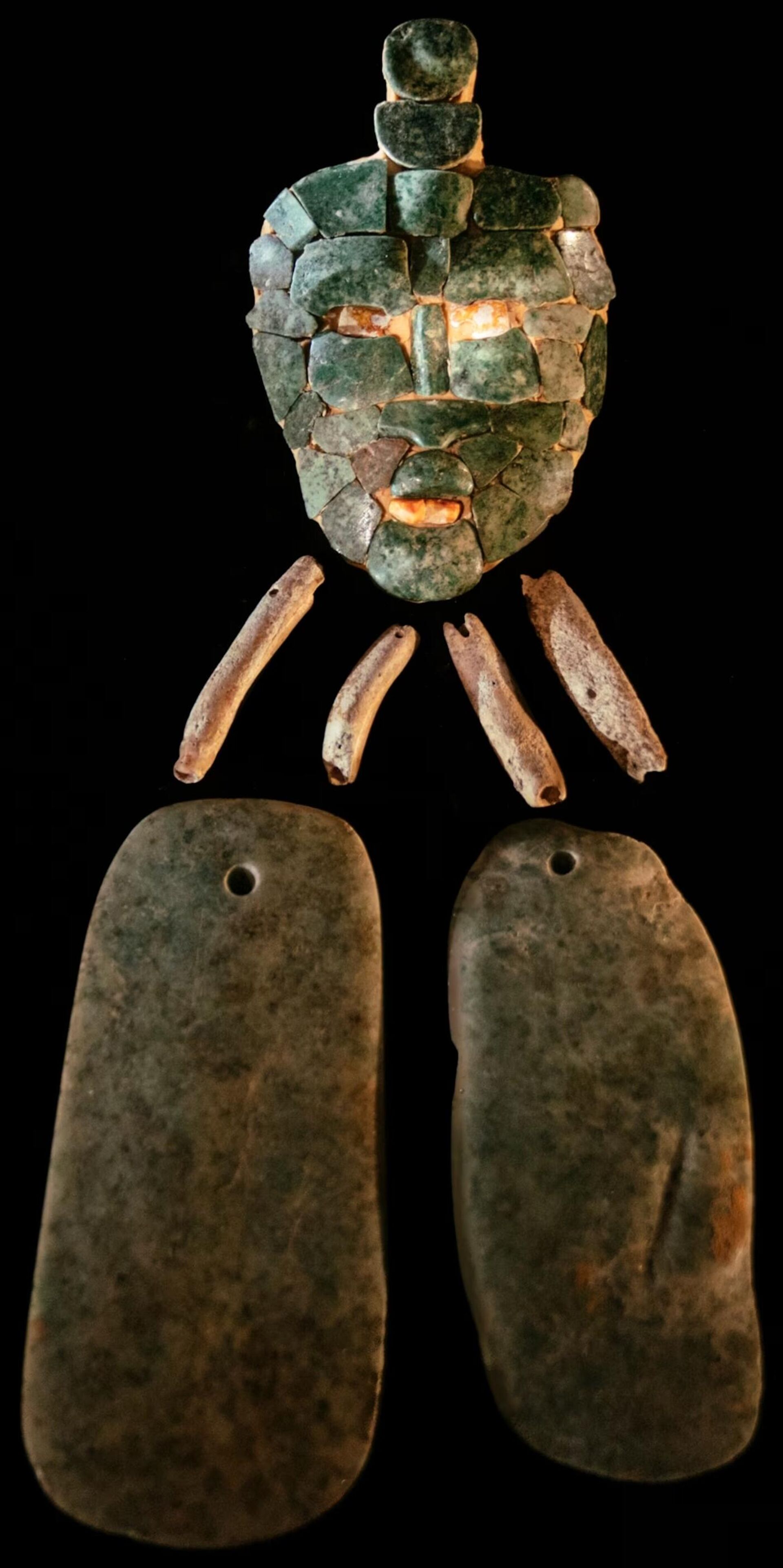 Duas peças de jade e ossos com hieróglifos esculpidos neles foram removidos dos detritos junto com uma máscara de mosaico de jade - Sputnik Brasil, 1920, 29.01.2024