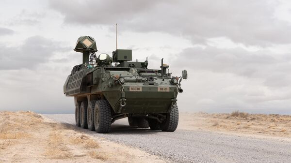 Um laser da classe de 50 quilowatts montado em um veículo Stryker do Exército dos EUA é exibido durante um exercício de tiro real no White Sands Missile Range, Novo México. Parte da manobra de defesa aérea de curto alcance de energia dirigida do Exército, ou M-SHORAD - Sputnik Brasil