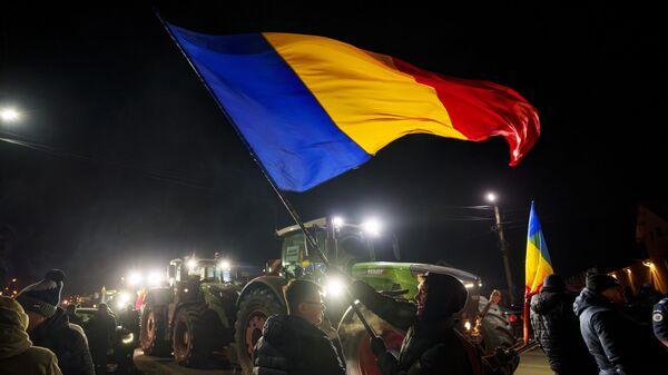 Manifestante agita bandeira romena em estrada que leva a Bucareste durante protesto de caminhoneiros e agricultores, em 15 de janeiro de 2024 - Sputnik Brasil