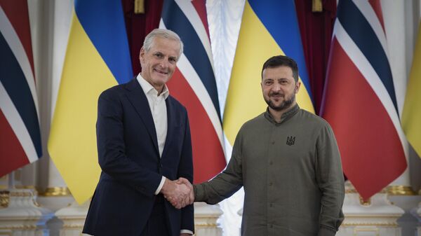 O presidente ucraniano, Vladimir Zelensky, e o primeiro-ministro da Noruega, Jonas Gahr Store, posam para uma foto durante reunião em Kiev. Ucrânia, 24 de agosto de 2023 - Sputnik Brasil