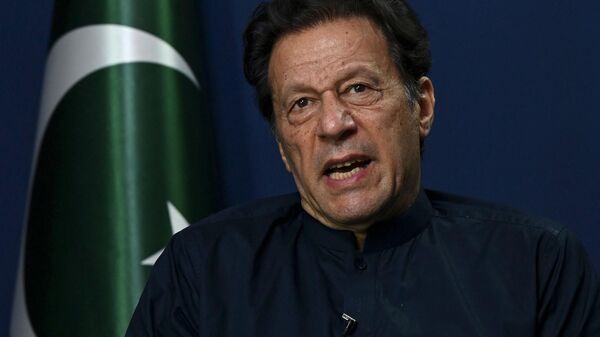 O ex-primeiro-ministro do Paquistão, Imran Khan, durante uma entrevista em sua residência em Lahore, em 18 de maio de 2023 - Sputnik Brasil