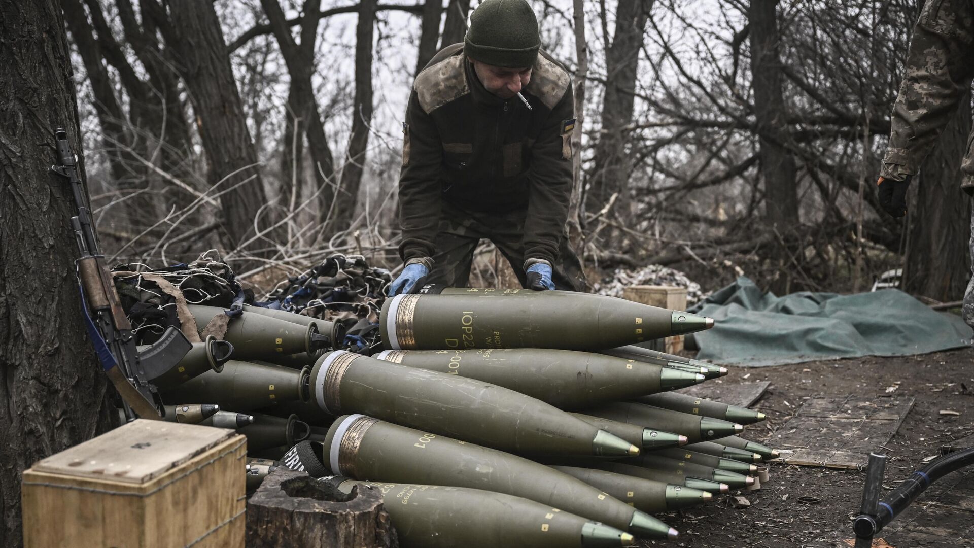 Militar ucraniano prepara projéteis de artilharia de 155 mm perto de Artyomovsk, República Popular de Donetsk (RPD), em 17 de março de 2023 - Sputnik Brasil, 1920, 30.01.2024