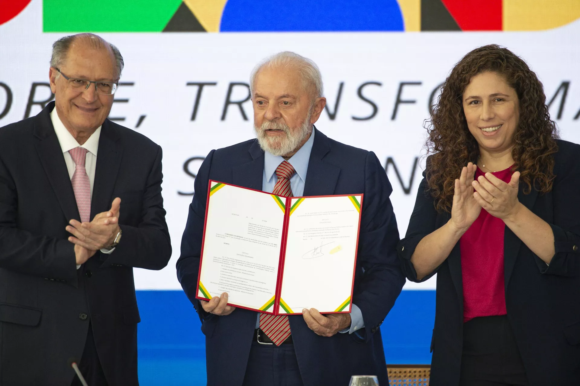 O vice-presidente e ministro do Desenvolvimento, Indústria, Comércio e Serviços (MDIC), Geraldo Alckmin, o presidente Luiz Inácio Lula da Silva, a ministra da Gestão, Esther Dweck, durante reunião do Conselho Nacional de Desenvolvimento Industrial (CNDI), no Palácio do Planalto, 22 de janeiro de 2023 - Sputnik Brasil, 1920, 30.01.2024