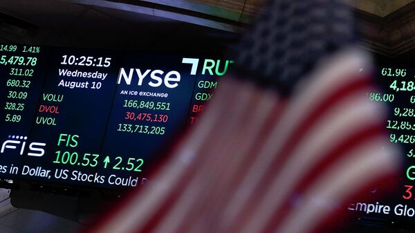 Uma tela exibe dados de mercado na Bolsa de Valores de Nova York, EUA, em 10 de agosto de 2022 - Sputnik Brasil
