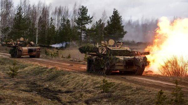Tanques M1 Abrams em estrada na Letônia - Sputnik Brasil