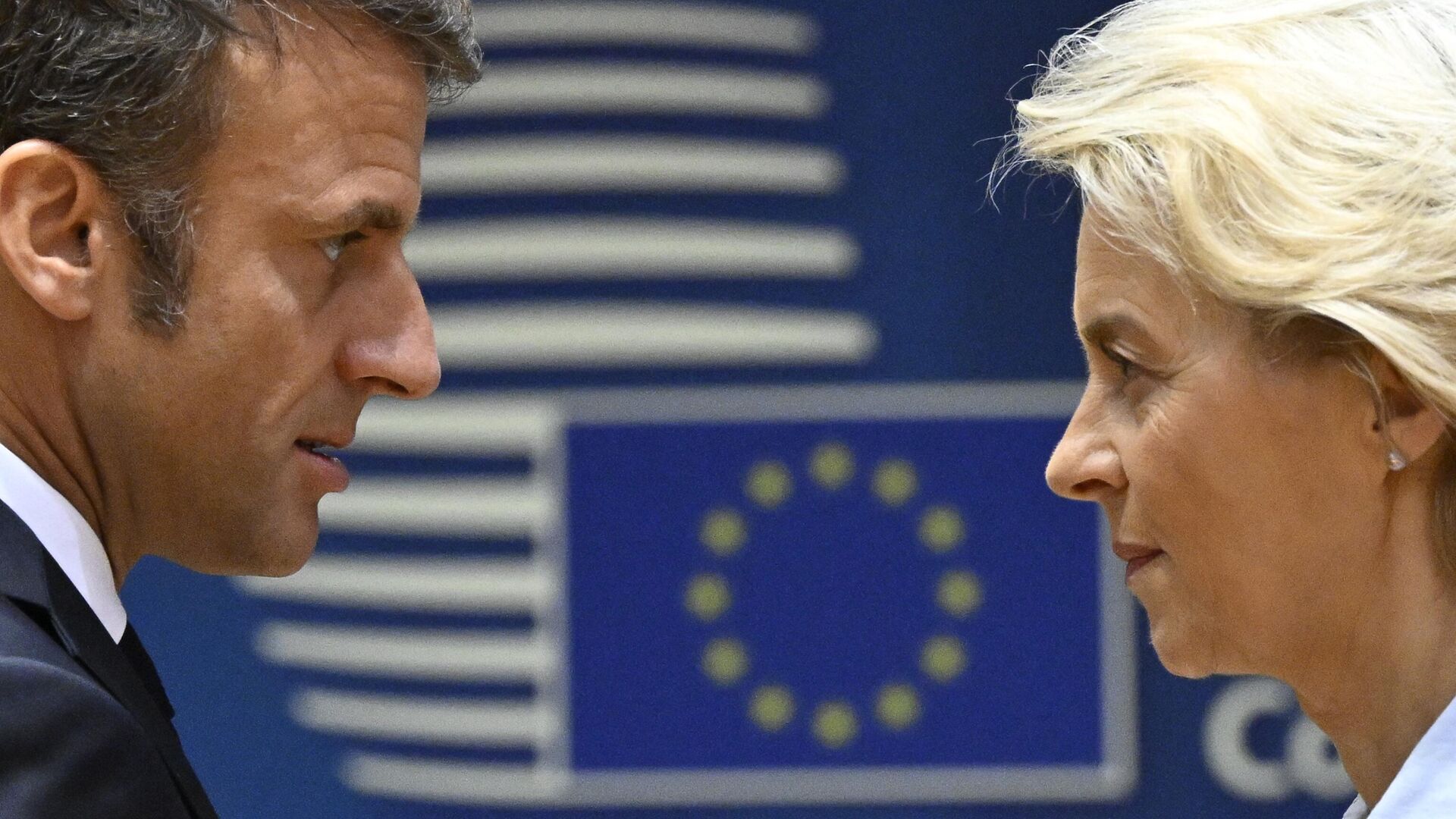 O presidente francês Emmanuel Macron (E) fala com a presidente da Comissão Europeia, Ursula von der Leyen, antes da cimeira do Conselho Europeu, na sede da UE em Bruxelas, em 30 de junho de 2023 - Sputnik Brasil, 1920, 31.01.2024