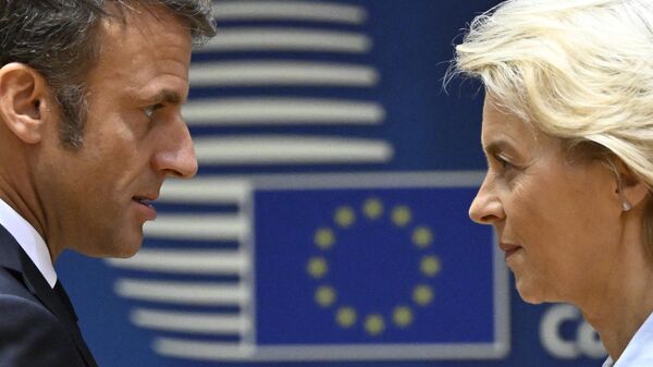 O presidente francês Emmanuel Macron (E) fala com a presidente da Comissão Europeia, Ursula von der Leyen, antes da cimeira do Conselho Europeu, na sede da UE em Bruxelas, em 30 de junho de 2023 - Sputnik Brasil