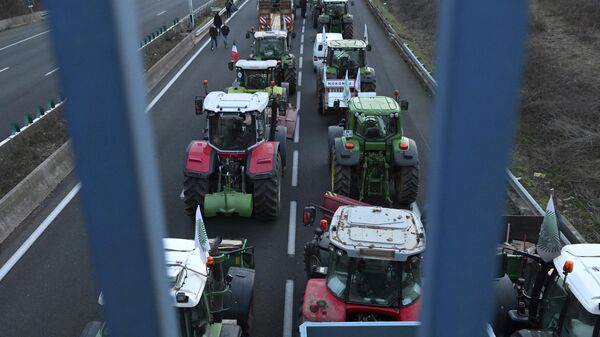 Agricultores bloqueiam autoestrada nos arredores de Paris em protesto contra políticas do governo para o setor. França, 29 de janeiro de 2024 - Sputnik Brasil