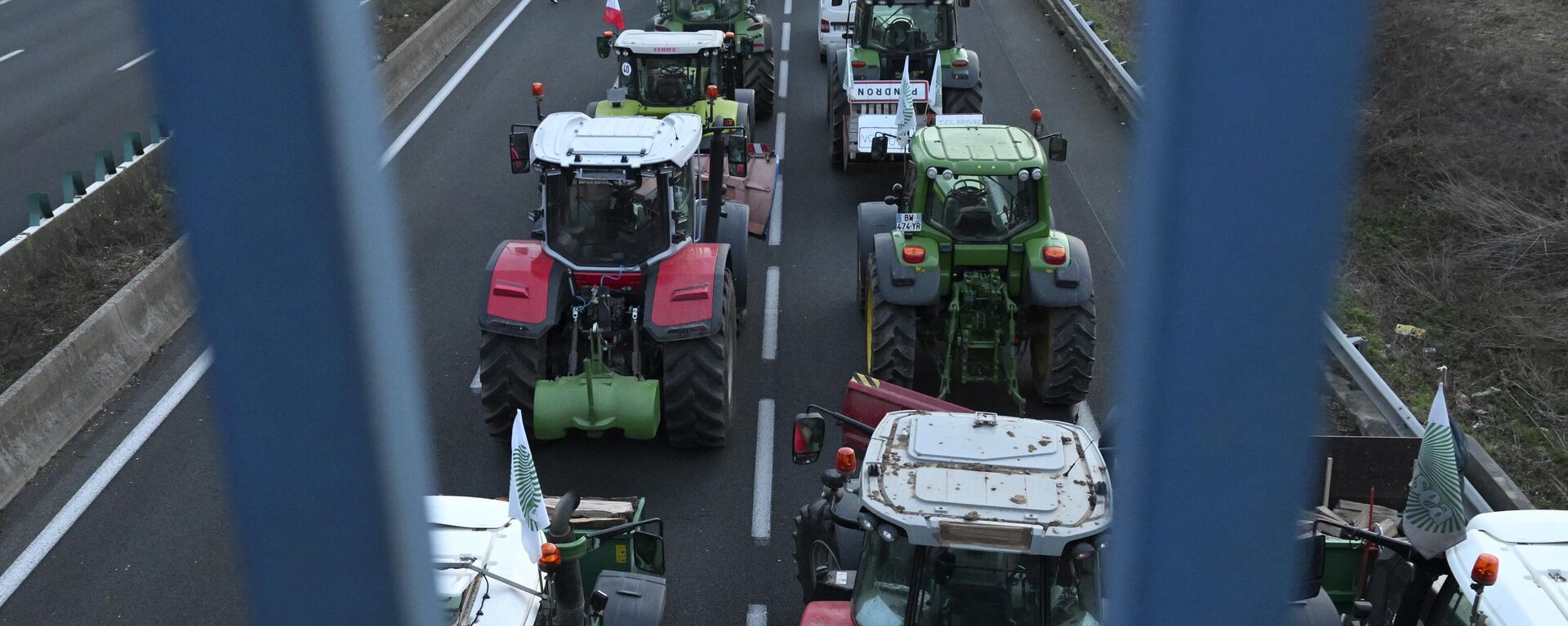 Agricultores bloqueiam autoestrada nos arredores de Paris em protesto contra políticas do governo para o setor. França, 29 de janeiro de 2024 - Sputnik Brasil, 1920, 31.01.2024
