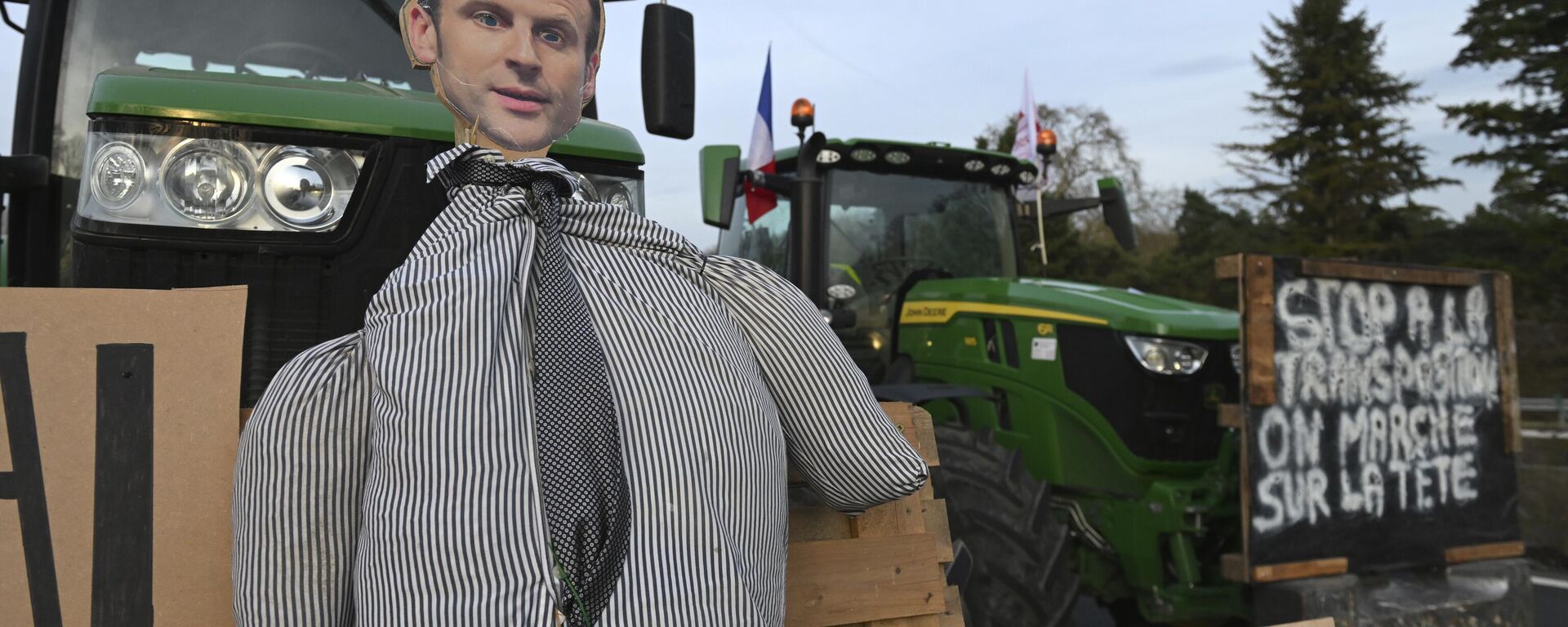Uma efígie do presidente francês Emmanuel Macron é vista em um trator enquanto agricultores fazem manifestação em uma rodovia, segunda-feira, 29 de janeiro de 2024 - Sputnik Brasil, 1920, 31.01.2024