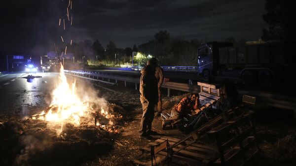 Bloqueio realizado por agricultores em estrada nos arredores de Paris durante a noite. França, 30 de janeiro de 2024 - Sputnik Brasil