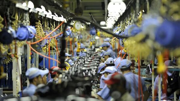 Trabalhadores operam máquinas em indústria brasileira - Sputnik Brasil