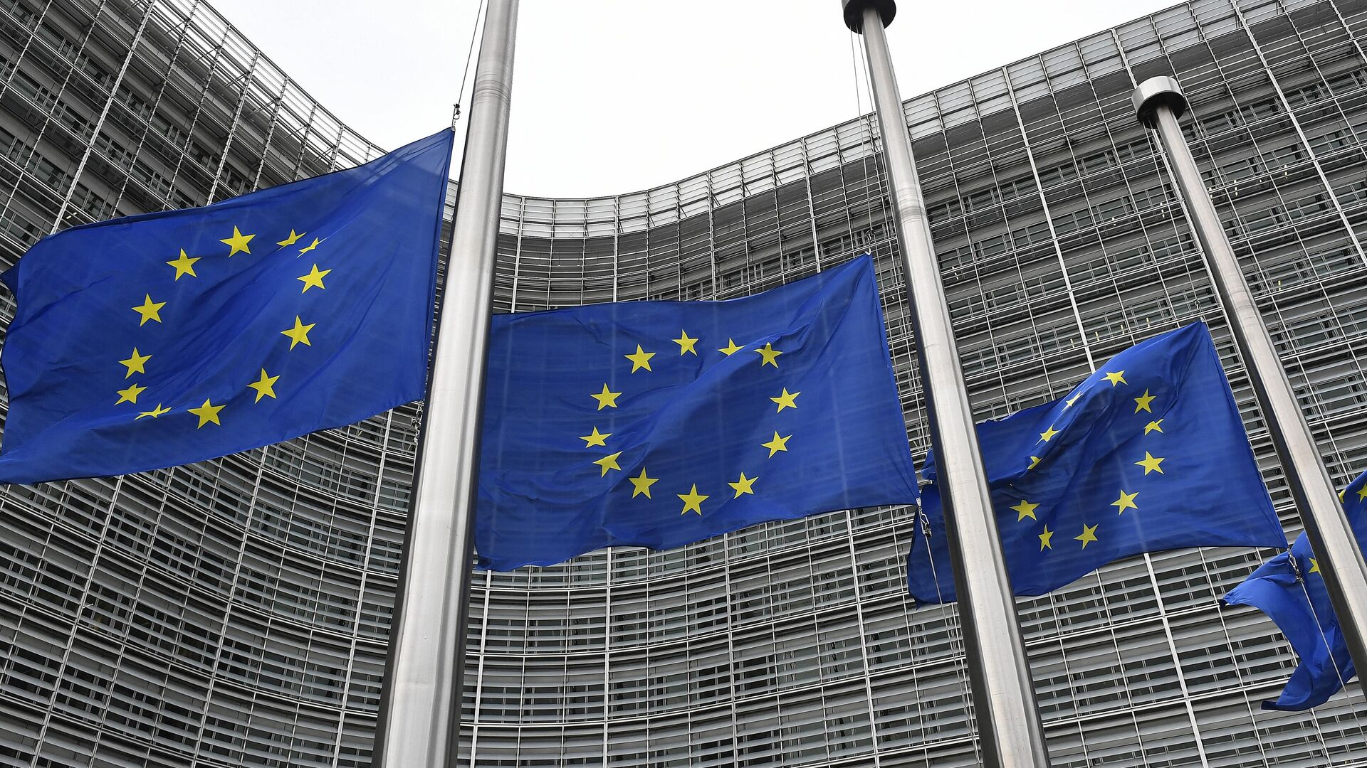 Bandeiras da União Europeia (UE) tremulam a meio mastro durante uma reunião de ministros da Energia do bloco para encontrar soluções para o aumento dos preços da energia na sede da UE em Bruxelas, em 9 de setembro de 2022 - Sputnik Brasil, 1920, 01.02.2024