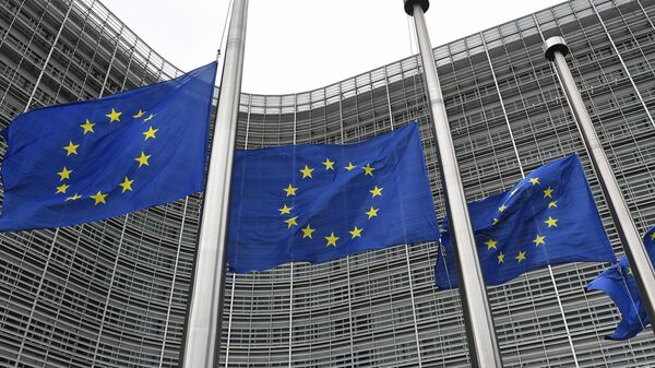 Bandeiras da União Europeia (UE) tremulam a meio mastro durante uma reunião de ministros da Energia do bloco para encontrar soluções para o aumento dos preços da energia na sede da UE em Bruxelas, em 9 de setembro de 2022 - Sputnik Brasil