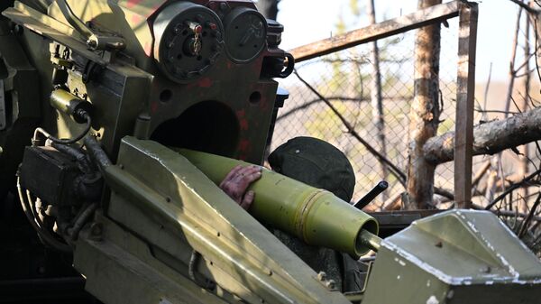 Militares das Forças Armadas da Rússia usam canhão autopropulsado 2S5 Giatsint-S de 152 mm durante combate contra posições das Forças Armadas da Ucrânia na direção de Krasny Liman, na zona da operação militar especial, foto publicada em 30 de janeiro de 2024 - Sputnik Brasil