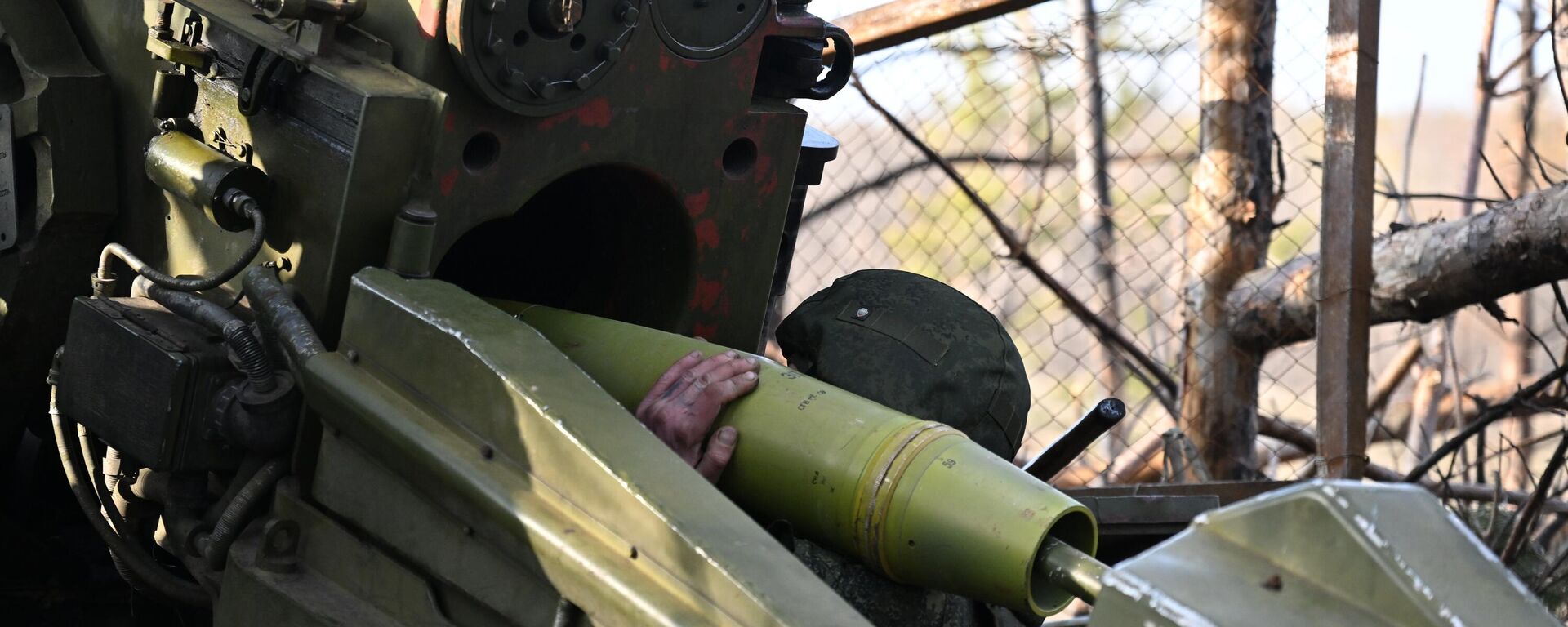 Militares das Forças Armadas da Rússia usam canhão autopropulsado 2S5 Giatsint-S de 152 mm durante combate contra posições das Forças Armadas da Ucrânia na direção de Krasny Liman, na zona da operação militar especial, foto publicada em 30 de janeiro de 2024 - Sputnik Brasil, 1920, 01.02.2024