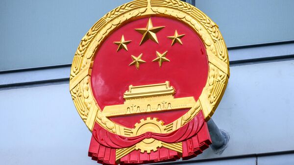 Um emblema nacional chinês é visto fora do Gabinete para a Salvaguarda da Segurança Nacional do Governo Popular Central na Região Administrativa Especial de Hong Kong após a sua inauguração oficial em Hong Kong  - Sputnik Brasil