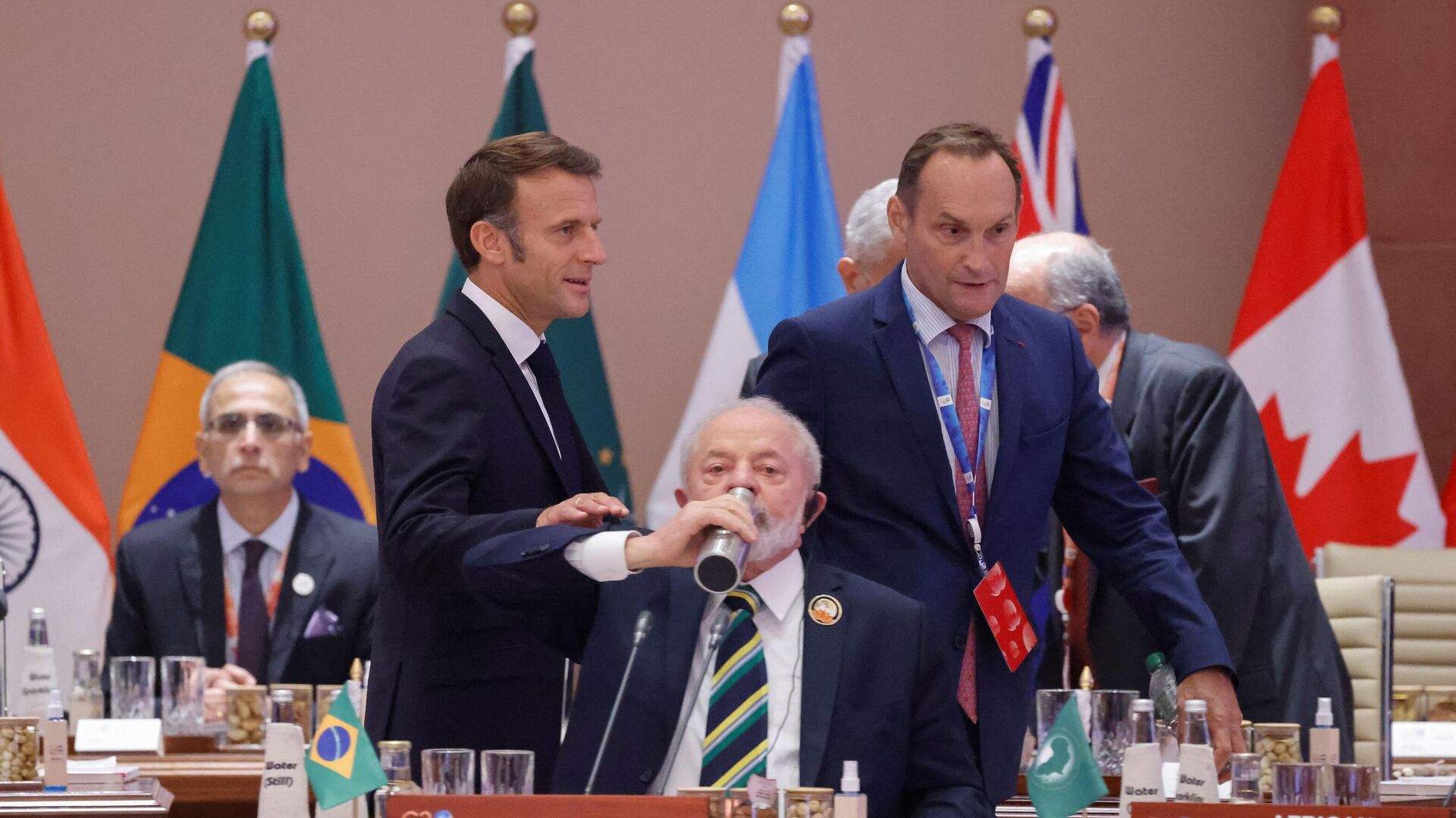 O presidente da França, Emmanuel Macron (3L), cumprimenta o presidente do Brasil, Luiz Inácio Lula da Silva (3R), antes do início da segunda sessão de trabalho da Cúpula dos Líderes do G20 no Bharat Mandapam em Nova Delhi, em 9 de setembro de 2023 - Sputnik Brasil, 1920, 01.02.2024