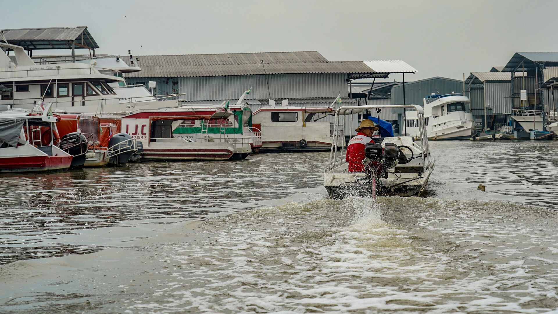 Embarcações circulam no rio Igarapé Tarumã-açu, na Região Metropolitana de Manaus. Amazonas, 22 de novembro de 2023 - Sputnik Brasil, 1920, 01.02.2024