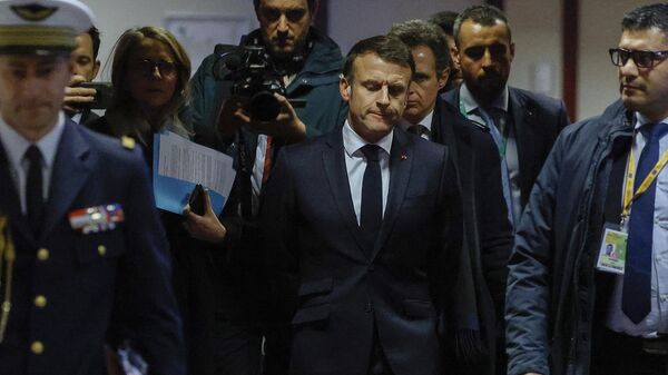 O presidente da França, Emmanuel Macron, chega para conferência de imprensa como parte de uma reunião do Conselho Europeu na sede europeia. Bruxelas, 1º de fevereiro de 2024 - Sputnik Brasil