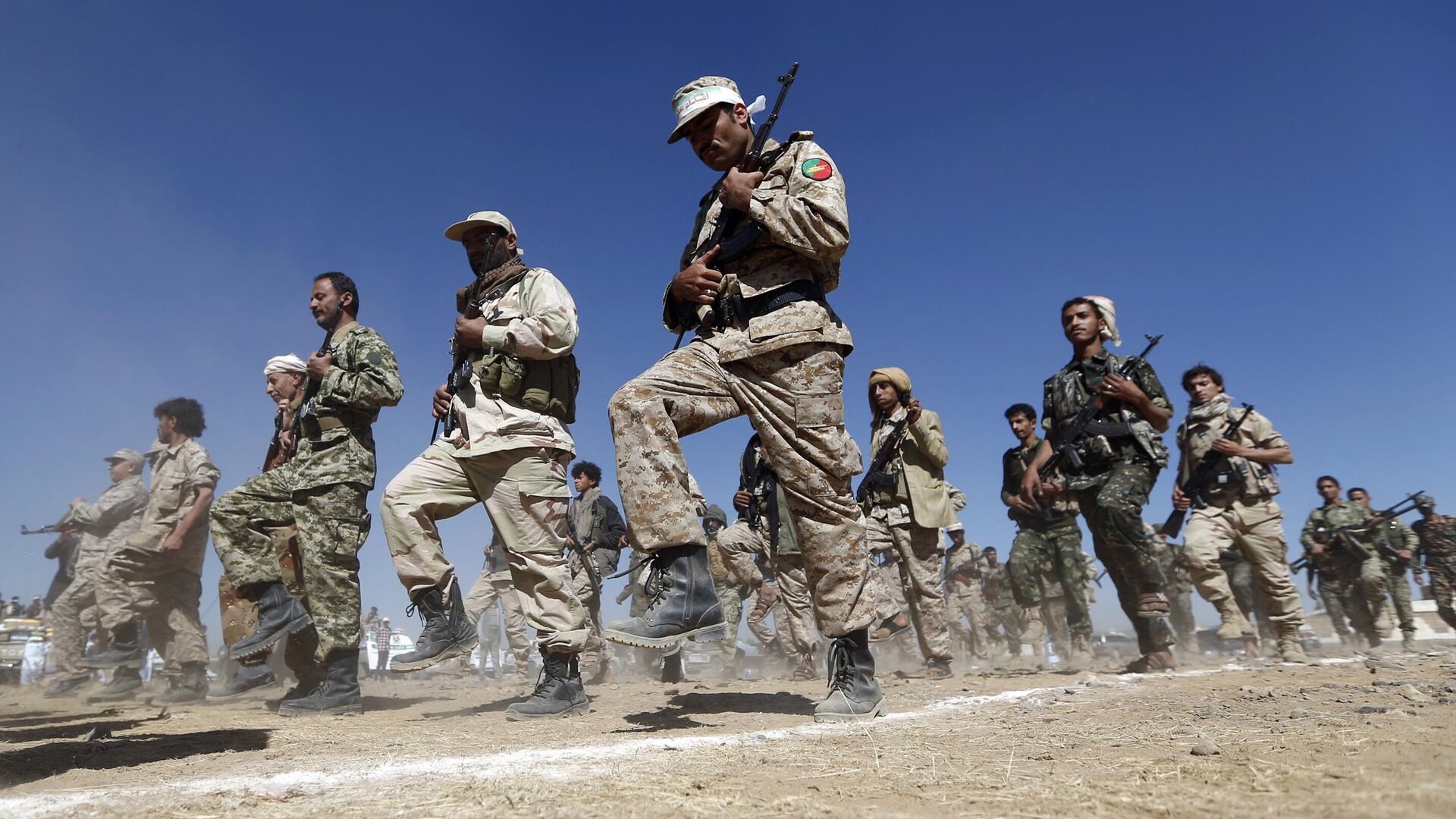 Recrutas houthis participam de treinamento na capital do Iêmen, Sanaa, para mobilizar mais combatentes, em 3 de janeiro de 2017 - Sputnik Brasil, 1920, 06.02.2024