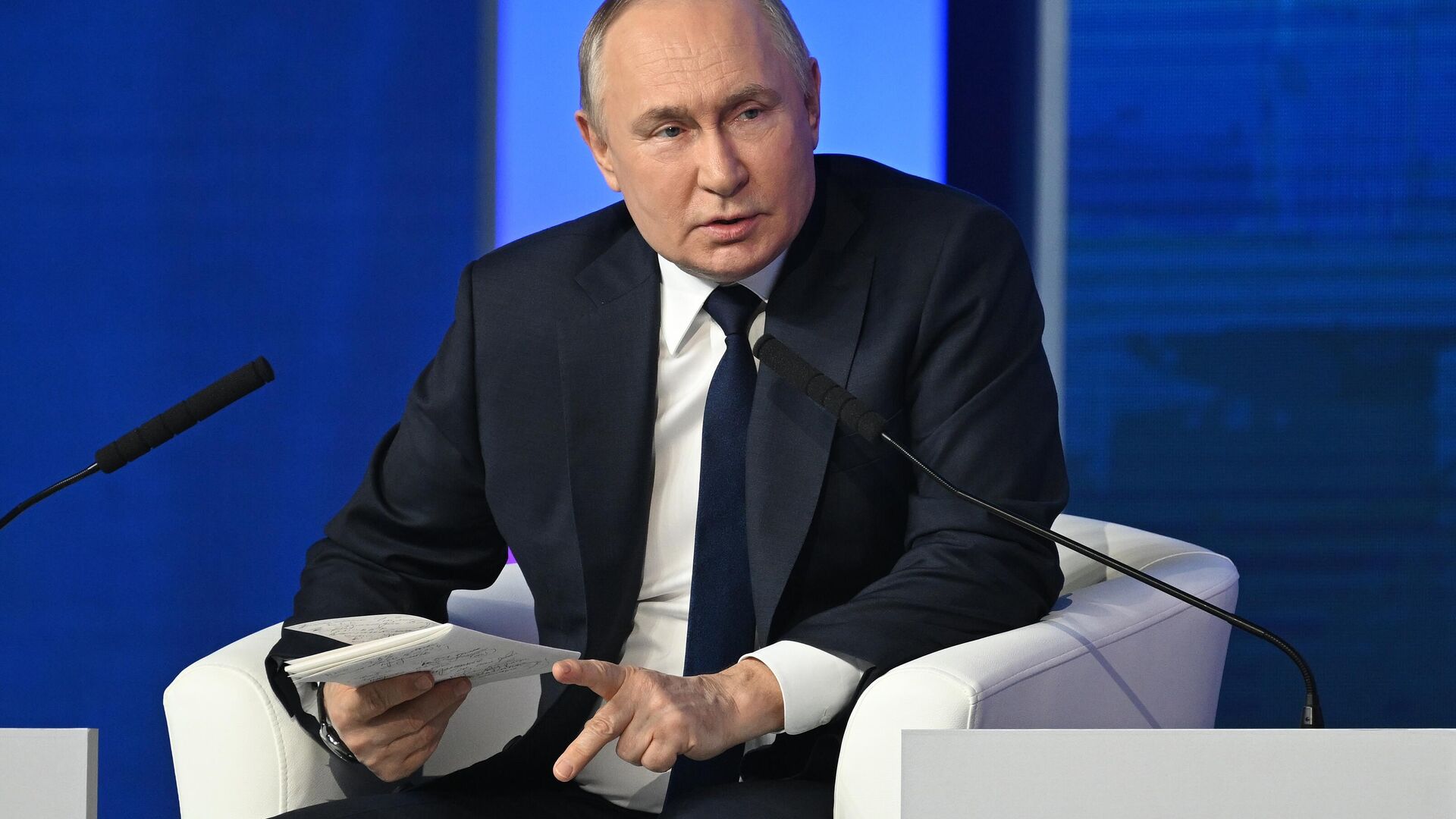 O presidente russo, Vladimir Putin, fala durante uma reunião com seus representantes de confiança para as próximas eleições presidenciais russas de 2024 em Gostiny Dvor, em Moscou, Rússia, 31 de janeiro de 2024 - Sputnik Brasil, 1920, 02.02.2024