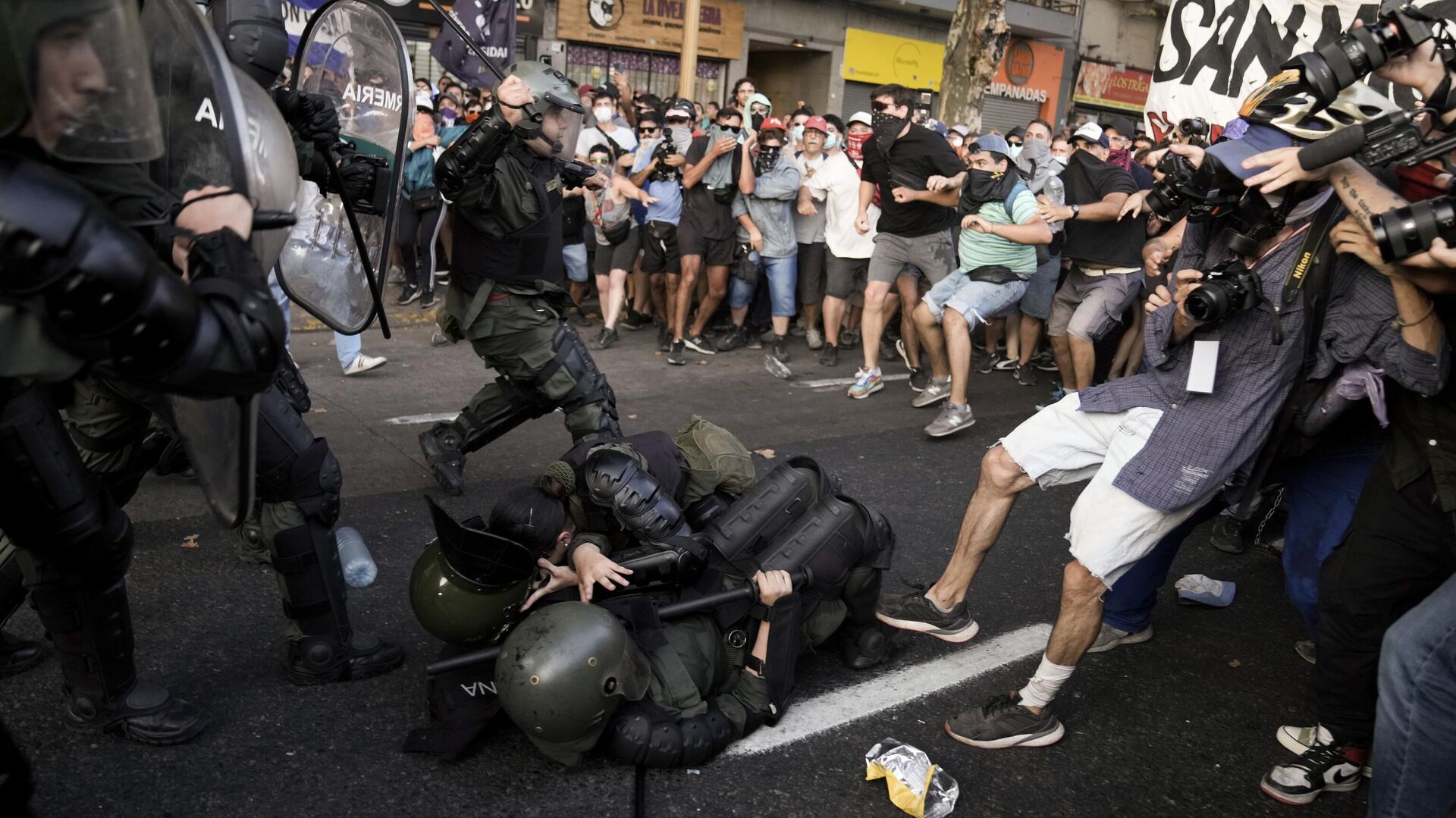 Manifestantes são reprimidos durante protestos contra medidas do governo Javier Milei. Buenos Aires, Argentina, 1º de fevereiro de 2024 - Sputnik Brasil, 1920, 02.02.2024