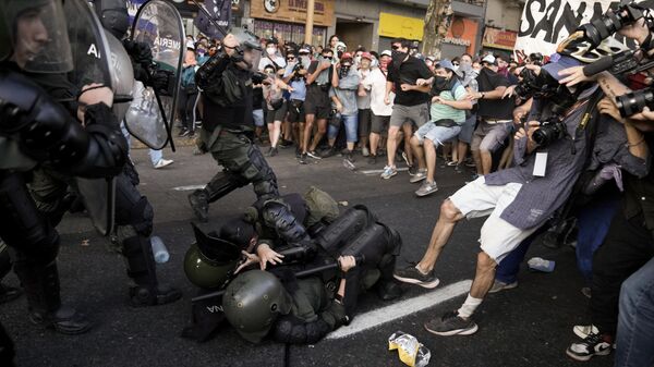 Manifestantes são reprimidos durante protestos contra medidas do governo Javier Milei. Buenos Aires, Argentina, 1º de fevereiro de 2024 - Sputnik Brasil